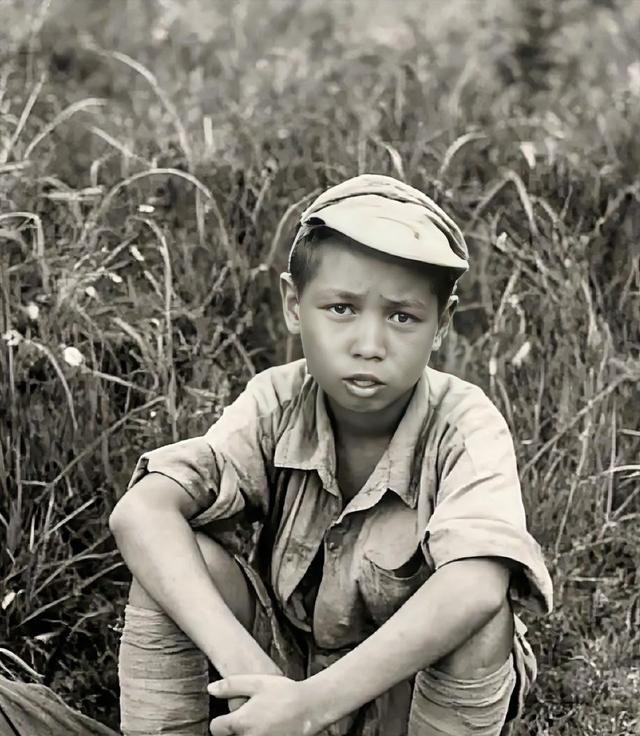 1943年，一名小兵炸日军炮楼，却把炸药包放错了位置，引爆之后，日军的炮楼纹丝不