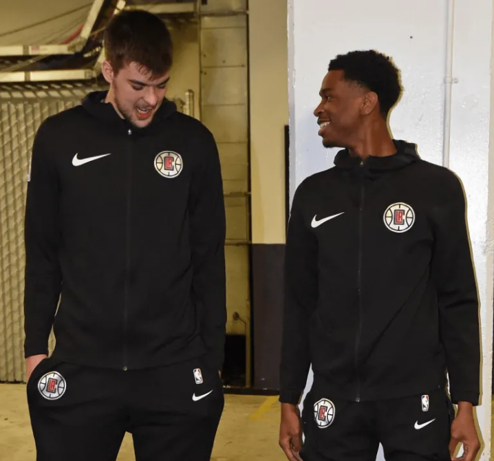 媒体模拟了一笔快船与雷霆之间的交易方案。雷霆获得：•伊维察-祖巴茨•2