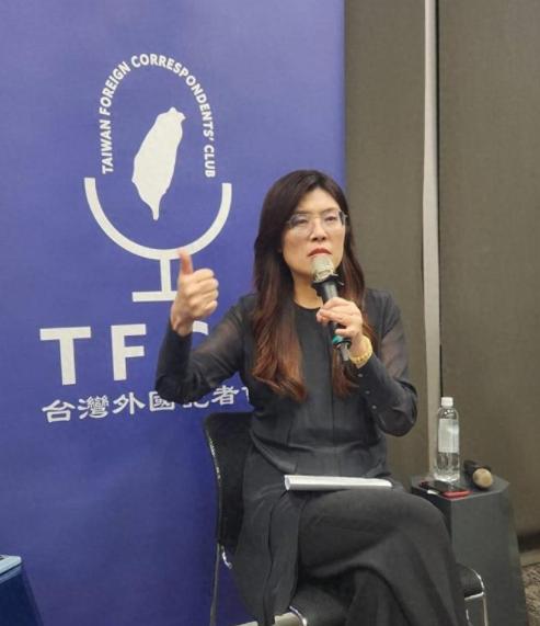 不怪卢秀燕和侯友宜不愿意出席典礼，毕竟郑丽文当选主席是“台独分子”最伤心的事情。