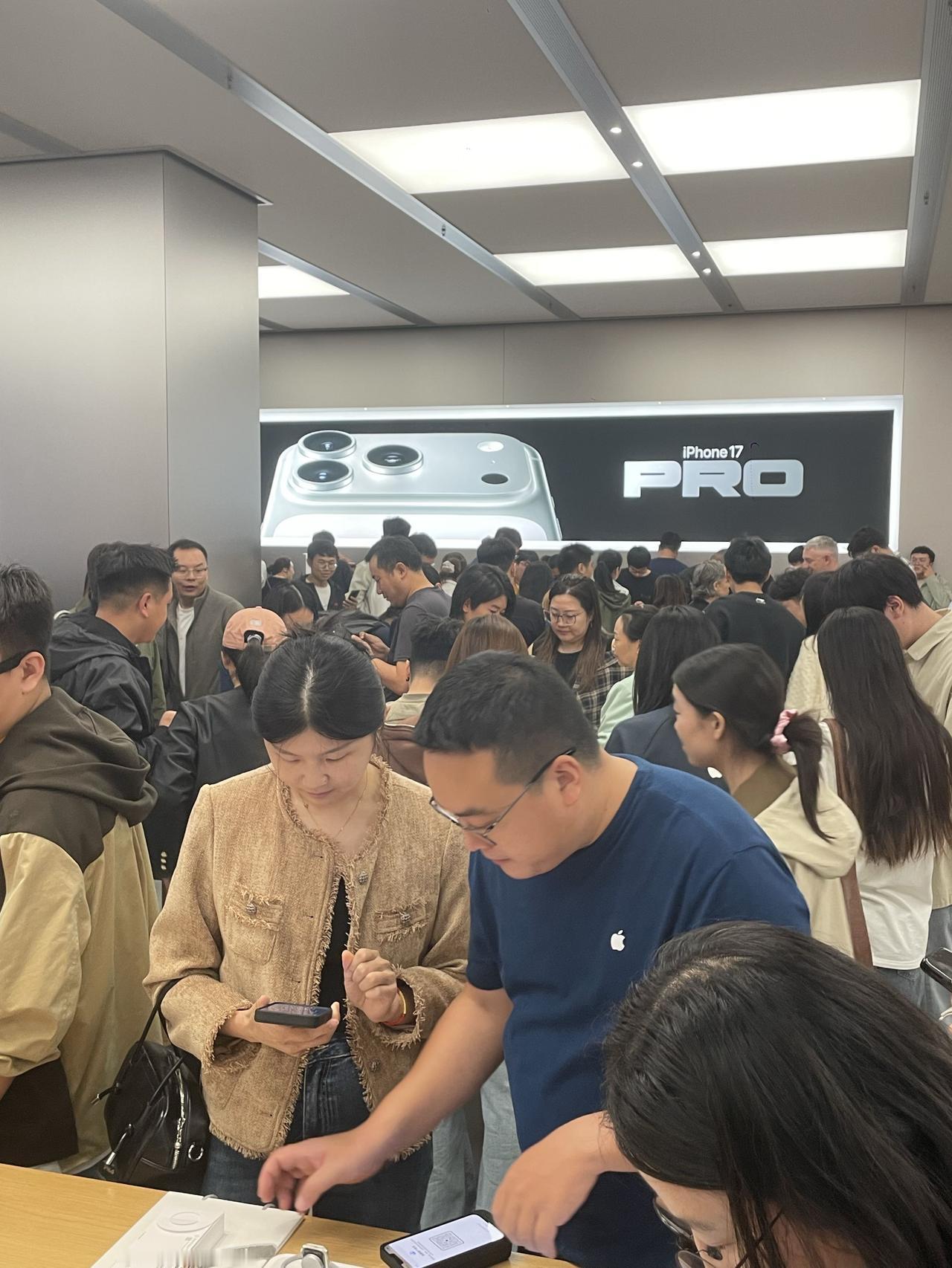 郑州万象城苹果店，iPhone17顾客排队挤爆了！郑州民主路万象城苹果店，很