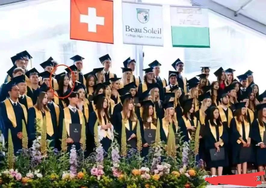 王菲李亚鹏之女李嫣大学毕业啦！19岁的李嫣就读的是伦敦大学金史密斯学院，又称