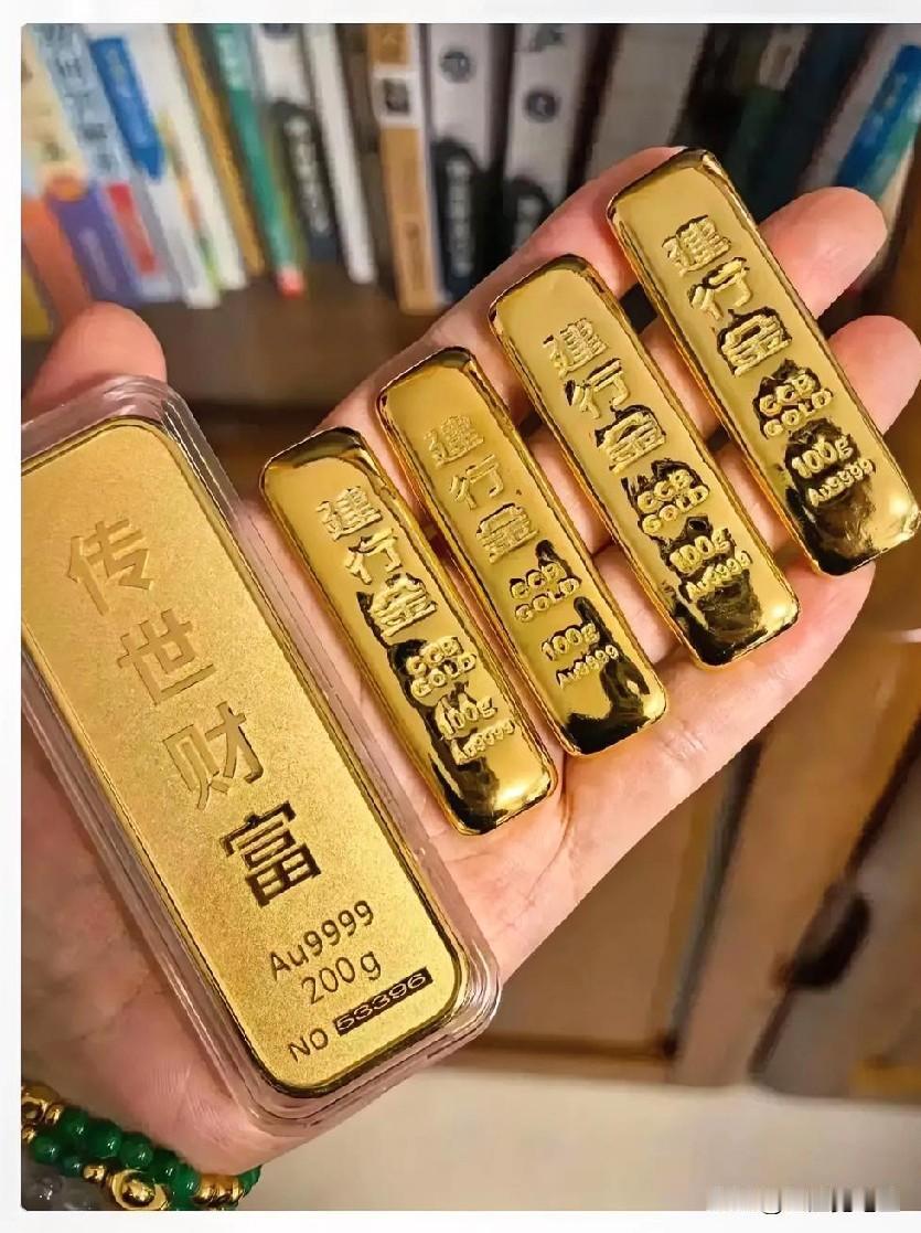 我说呢，昨晚的金价怎么跟跳楼似的，哗一下就下来了。刷了半天新闻才搞明白，原来是