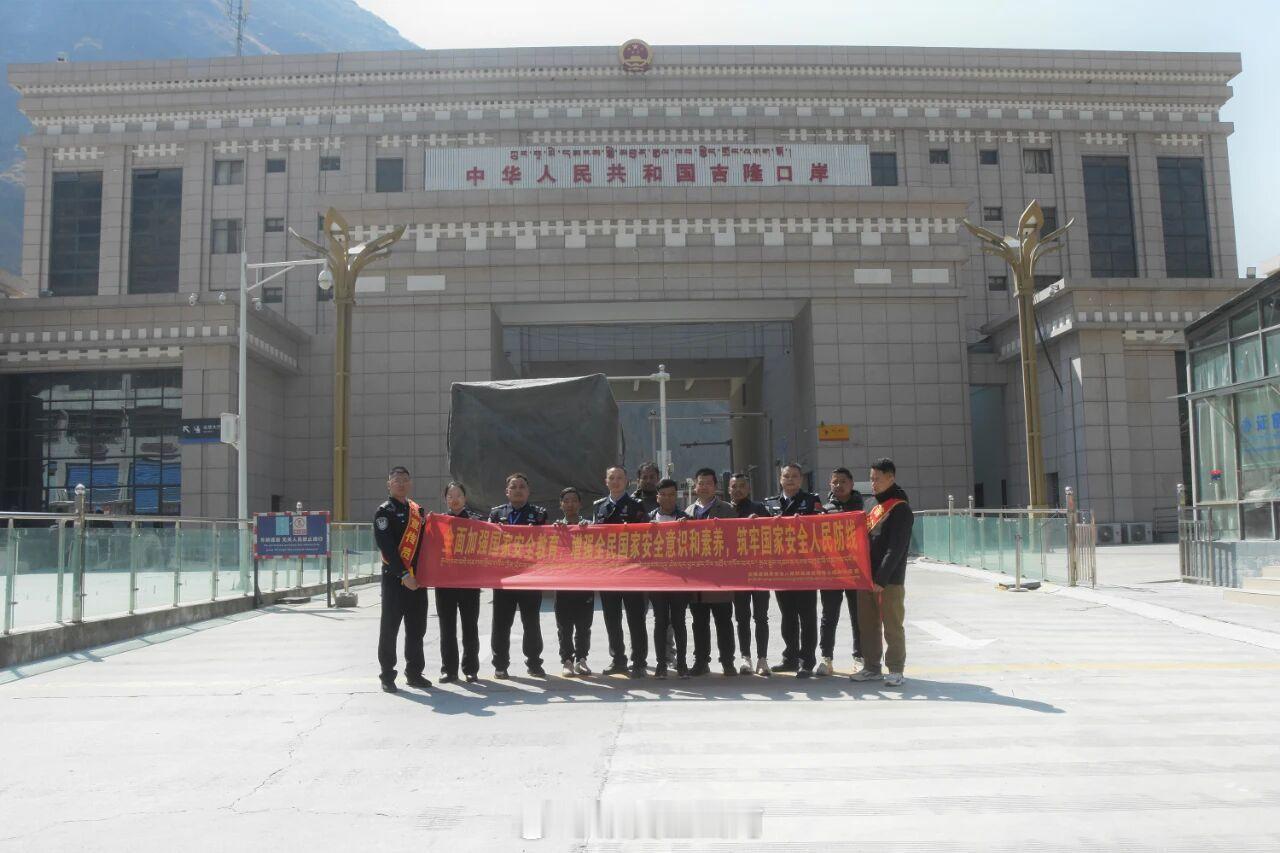 吉隆口岸边防检查站，民警珍贵工作影像，以身守国门，以青春护边疆山河，有的人永远留在边境线上。​