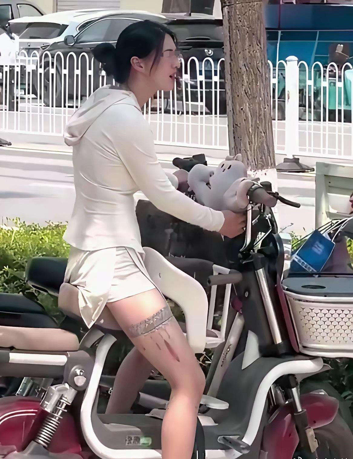 路上偶遇到的，请问这是什么穿搭，是我老了吗