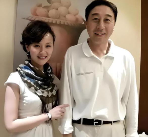 2004年冯巩遭女子大闹单位：自称“秘密情人”索50万，真相大白后她获刑4年半