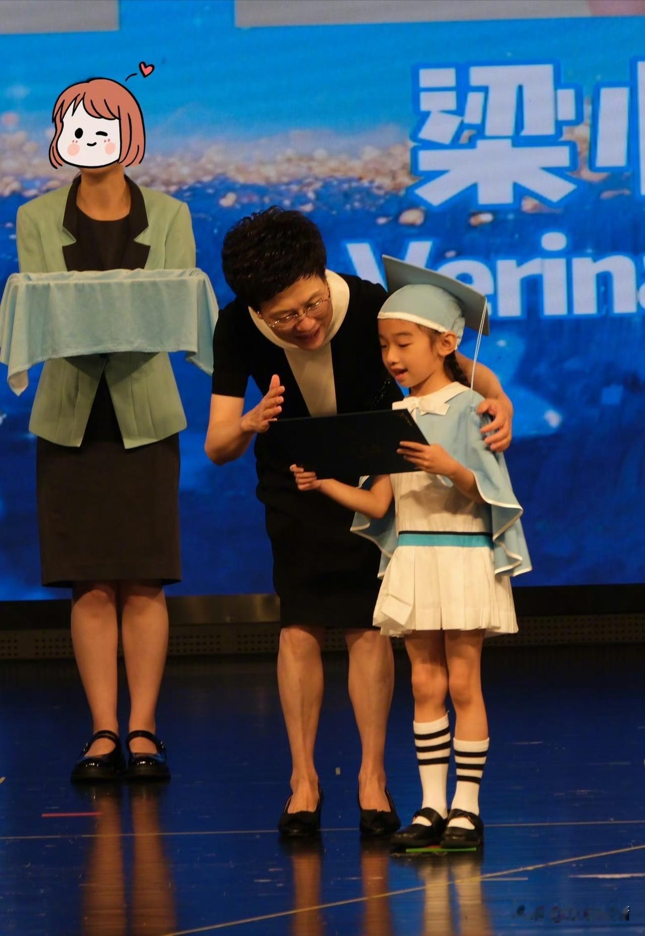 何雯娜女儿幼儿园毕业！6月30日，何雯娜晒出女儿超可爱的幼儿园毕业照。照片中可