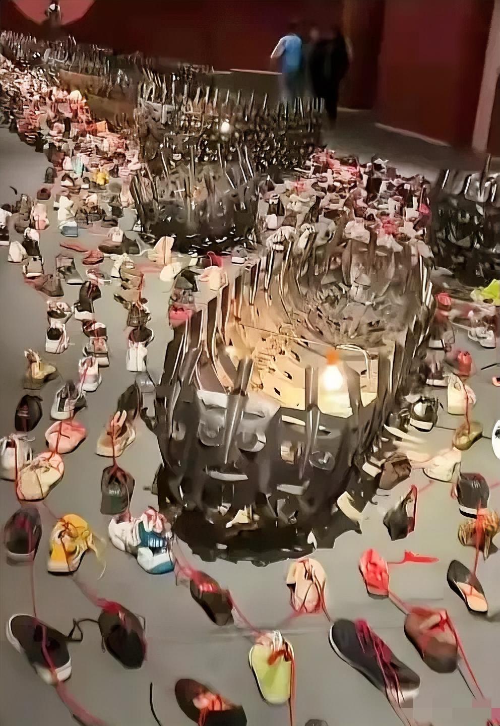 天津美术馆这个展陈太诡异了，红绳串鞋像被捆绑的亡魂，那艘像是摆渡船的东西，船上还