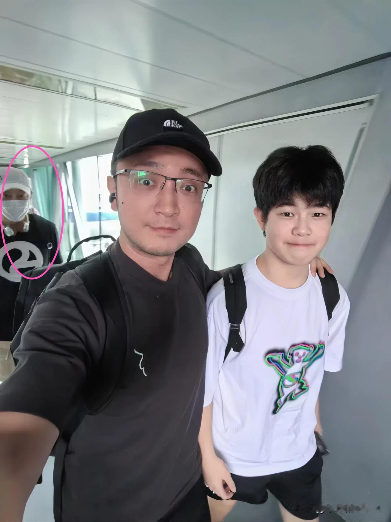 我发现一张关于央视主持人尼格买提很搞笑的照片，大家能猜出来那个戴口罩的人是谁吗？