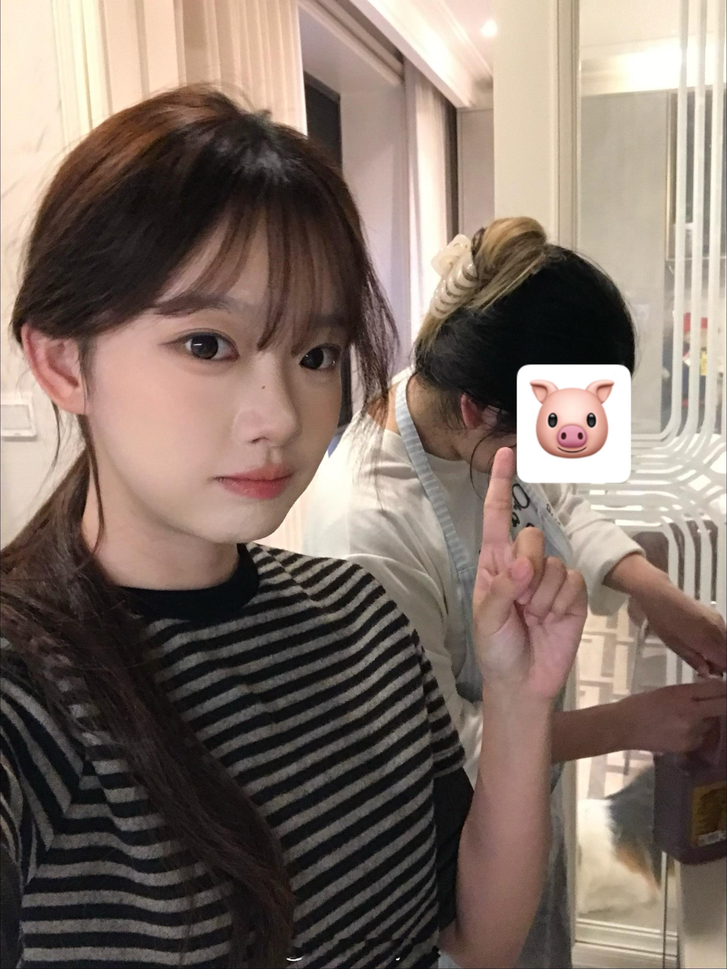 朋友和她的小狗在我家住了十来天要回去了[哭哭][哭哭]最近在过一些软绵绵发呆的幸福日