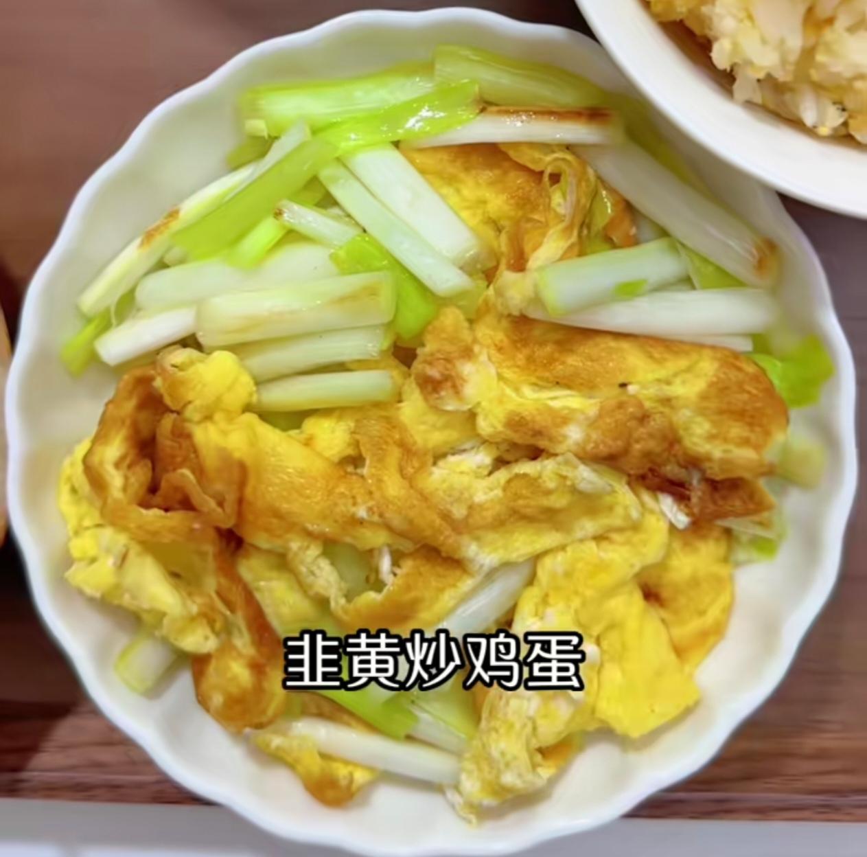继续给老妈下厨，一桌饭菜有荤有素，营养均衡，色香味俱全。豆酱煎鲳鱼、韭黄炒鸡