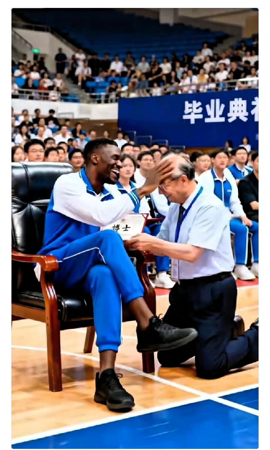 网上的风向彻底变了。以前每逢有大事发生，娱乐圈总会有人爆出黑料，以此掩盖某些