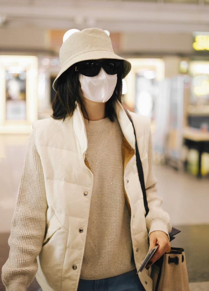 最近高叶现身机场，她这次搭配的很有高级感，看起来年轻又迷人，真的好漂亮。高叶