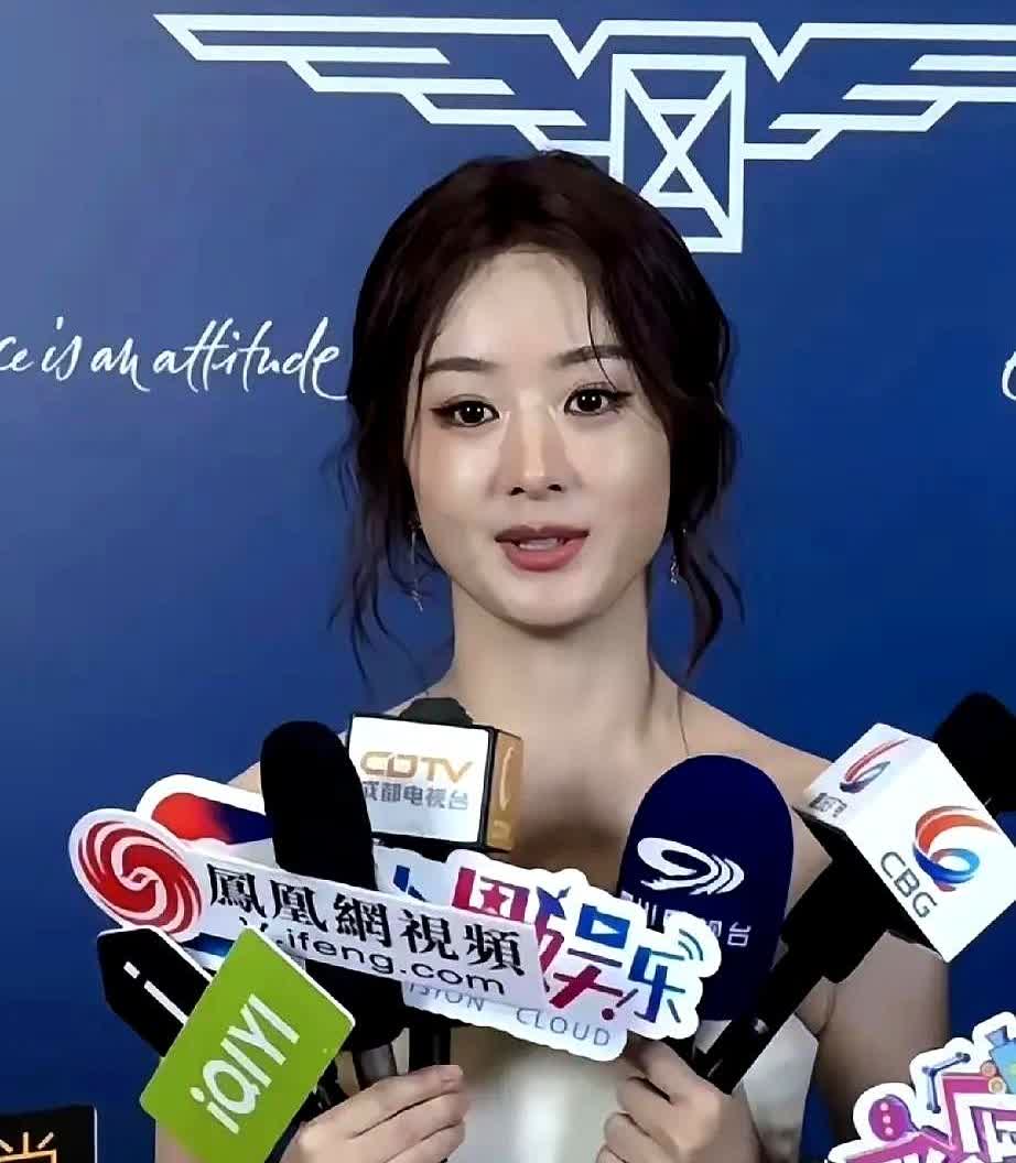 赵丽颖终究也没能抗住诱惑！从以前的包子脸到后来的鹅蛋脸，再到现在的娃娃脸