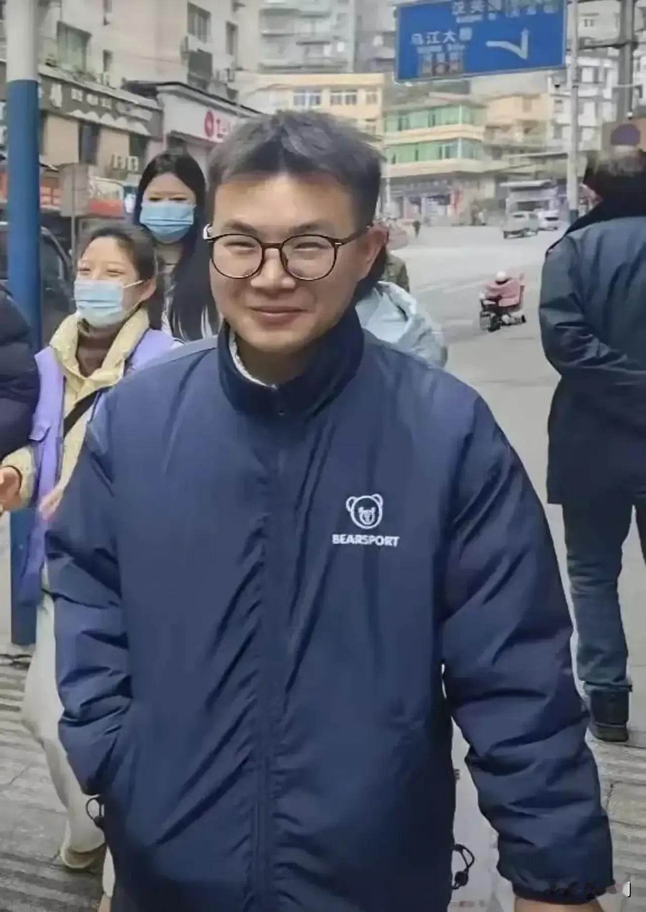 刚入职网格员1年多的龚宝冬最终被重庆市认定评为烈士，这是国家最高荣誉，其在重庆市