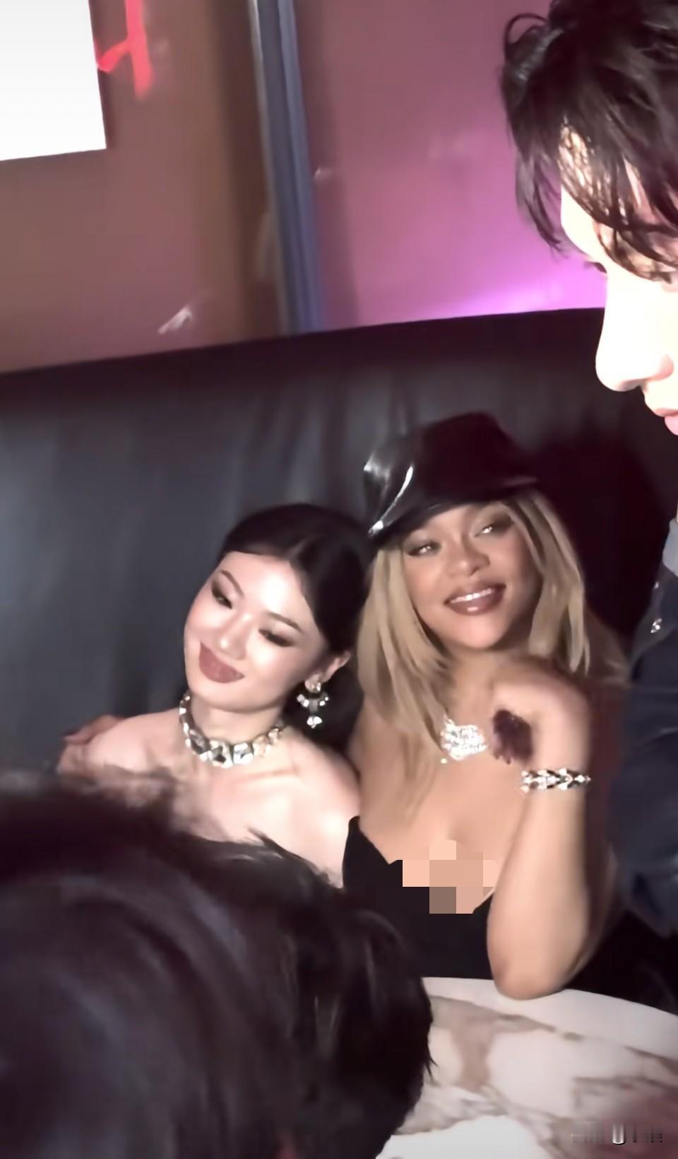 这俩人白眼一翻，姐们儿，一见如故啊！这两个人都很爱美妆，一个已经是美妆品牌主