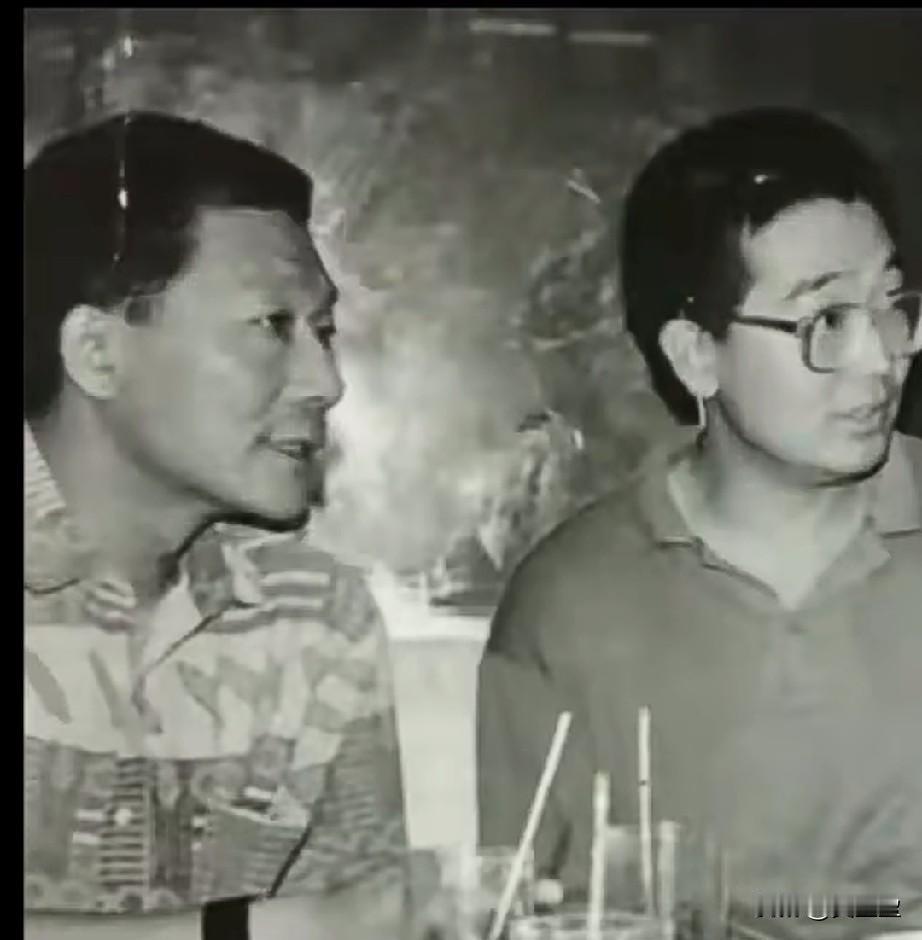 侯耀文与唐师曾1991年6月，北京，画面左侧：侯耀文（著名相声表演艺术家）画面