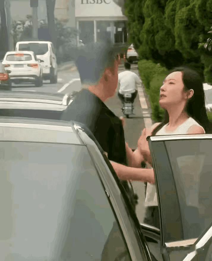 这个丈夫性子慢，而他漂亮的妻子却性子急，车子刚停稳，也不知道车上发生了啥情况，妻