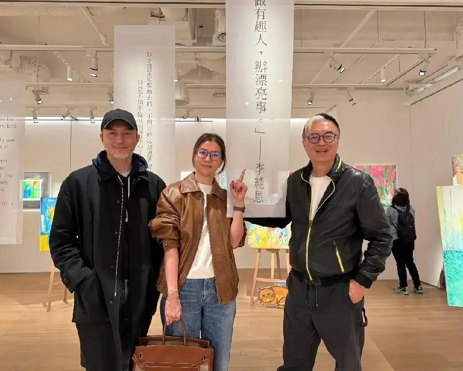 张智霖也变白胡子老头了，不过老了也很帅，最近他和老婆袁咏仪在香港看展，夫妻俩都是