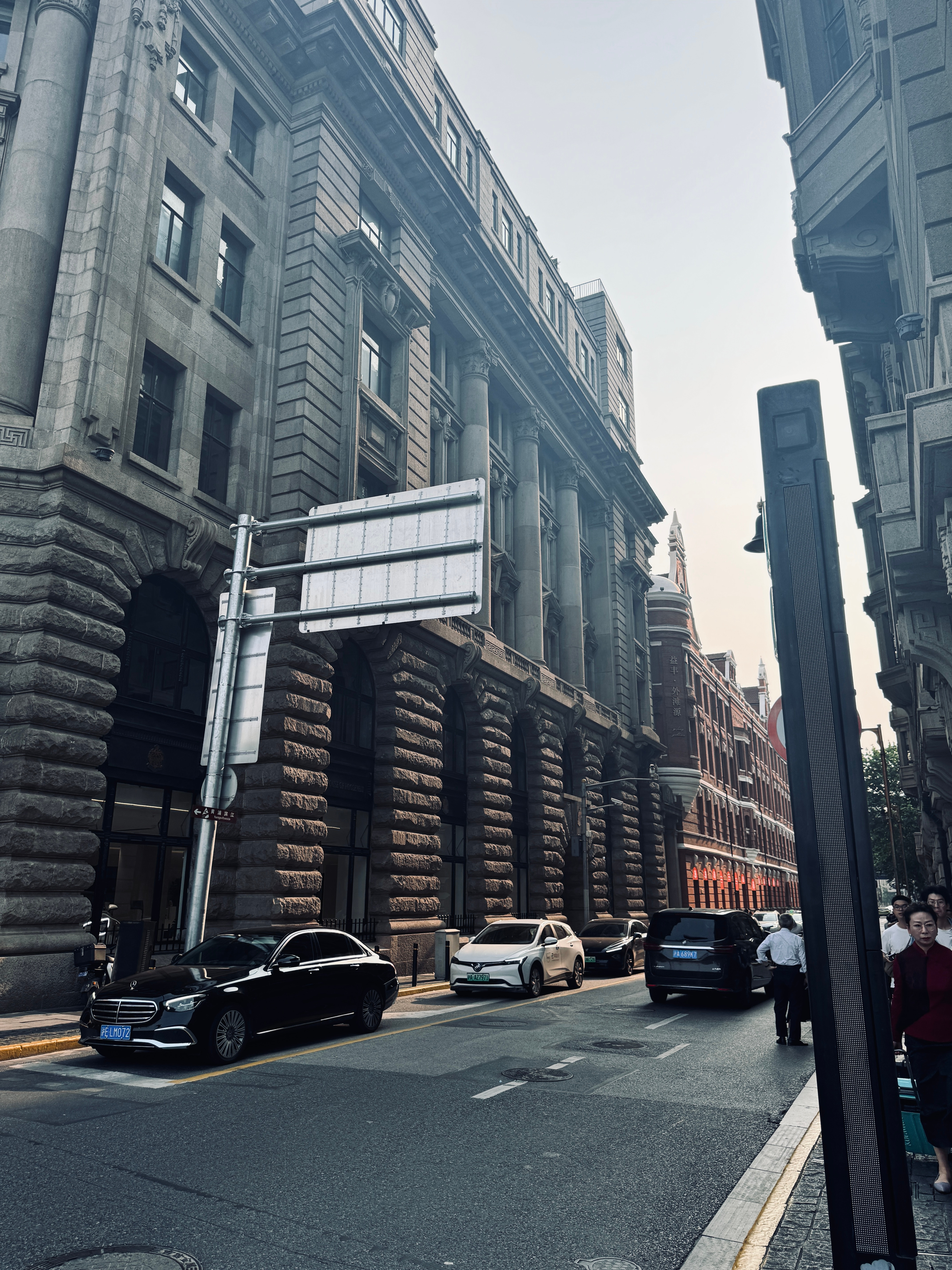本来我在自拍好多摄影师看到我一起开闪光灯对着我拍人麻了然后就禁不住劝说掏