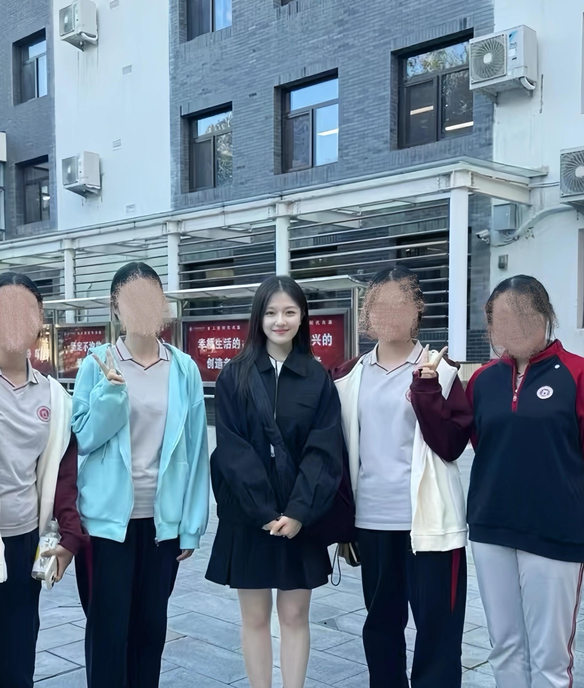 李兰迪与素人合照，原相机下她的脸也太小了吧，又白又美又有气质。
