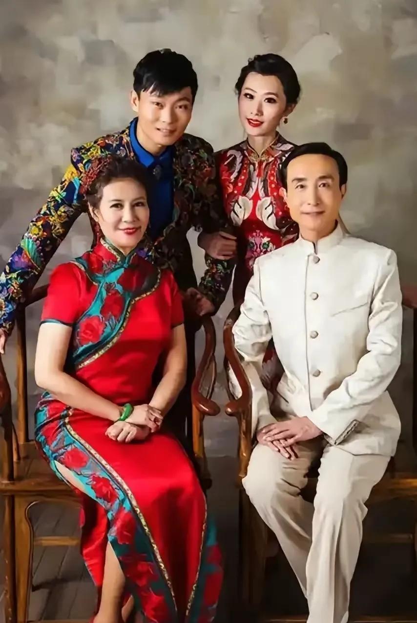巩汉林一家四口真是温馨满满。瞧金珠身着红旗袍，那模样美极了。巩汉林身着一身浅色中