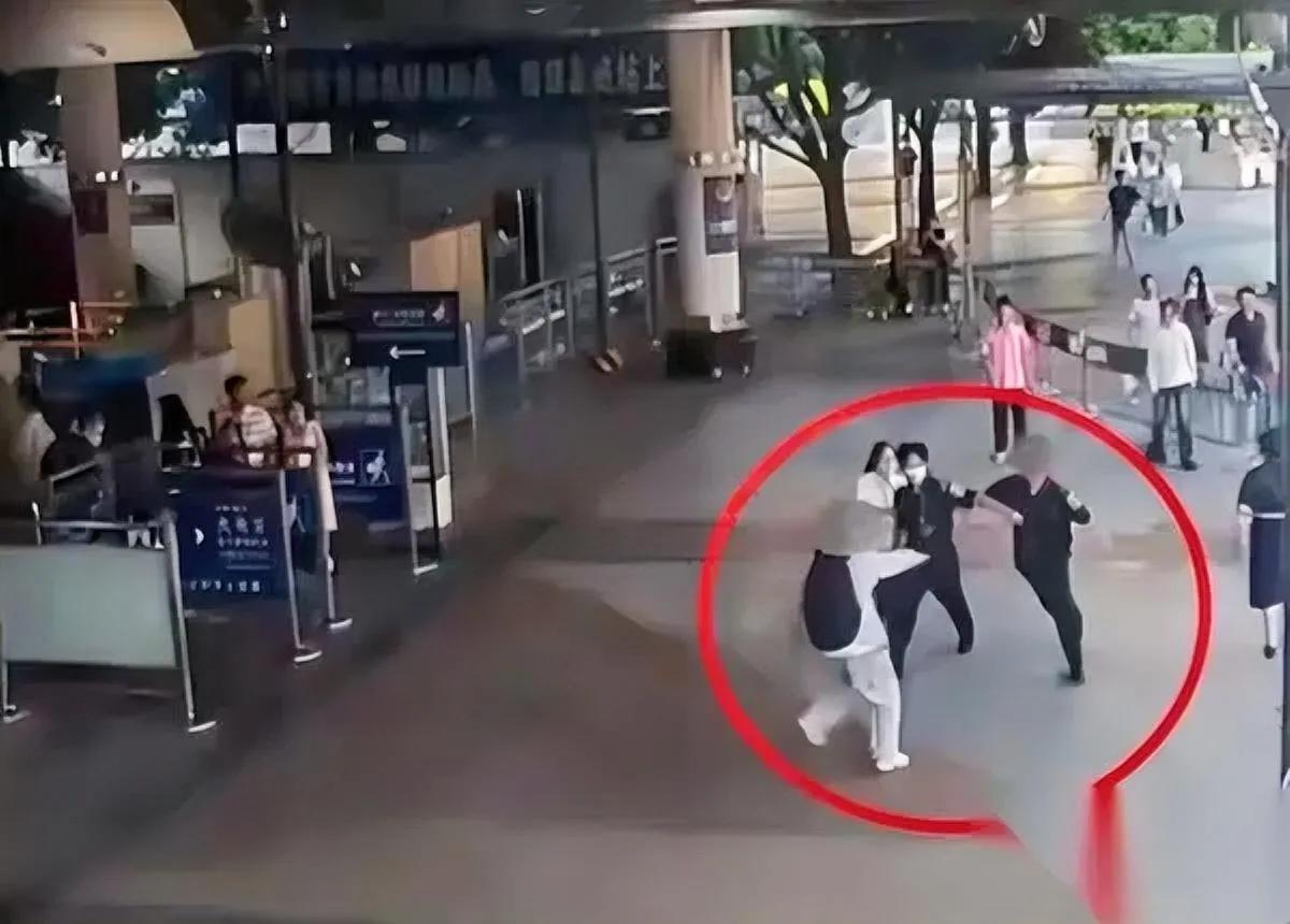 大学老师赶车挨骂又被打最后居然双双被拘？浙江的大学老师张棂假期旅游返