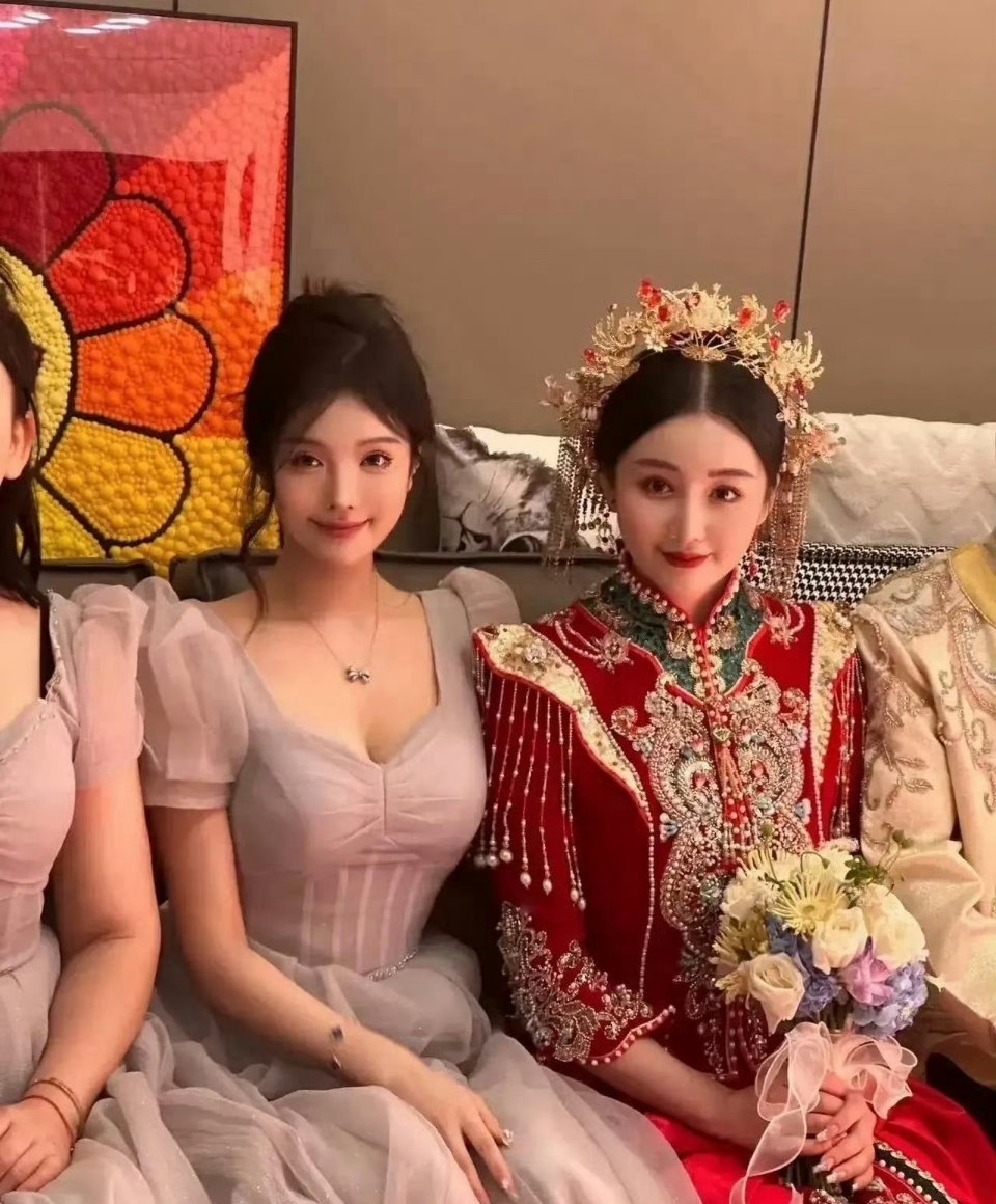 伴娘和新娘都好好看，你们觉得呢？​​​