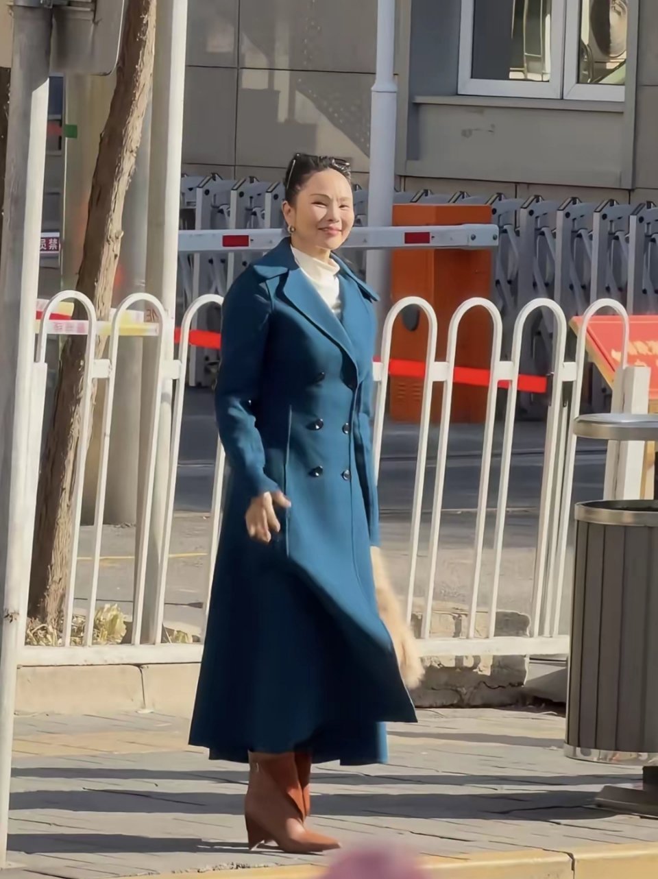 58岁的伊能静肯定是医美了看着脸都变形变肿了都不大像她了