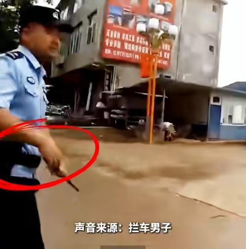 上央视新闻了！云南边境，男子街头手持麻袋“拦停”警车，民警拔棍戒备，结果……