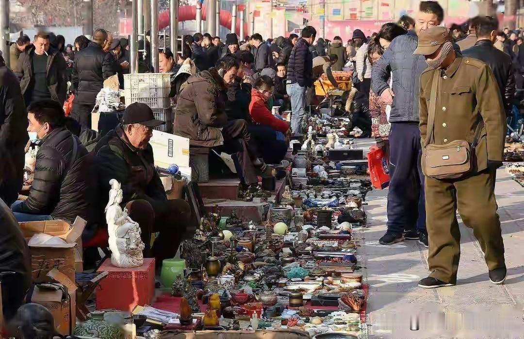 2025年秋天法国卢瓦尔河谷一个小城的拍卖行里挤满了人，大多数是来淘旧货的当地老