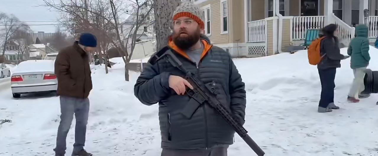 美国男子持枪硬刚ICE，社区哨声一响全员戒备太燃了零下十几度的明尼苏达州街