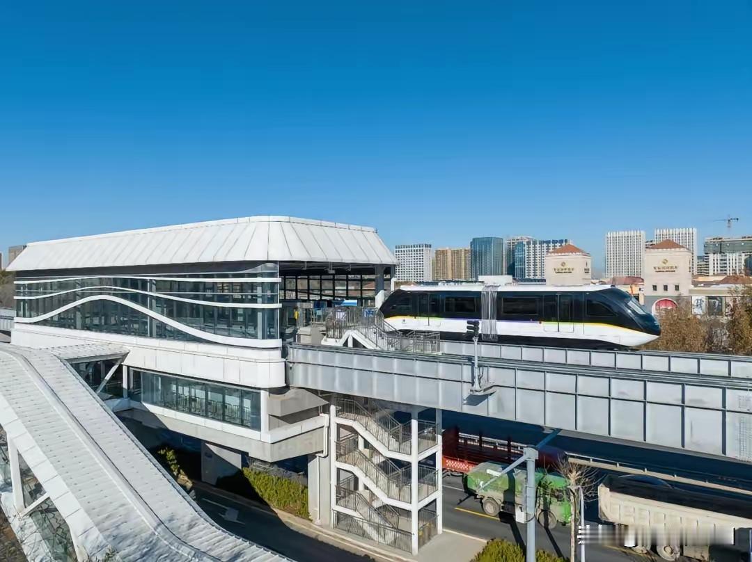 济南云巴车里，一个抱着小孩的男子对怀里的小孩说：看，爸爸没骗你，这是济南最长的过