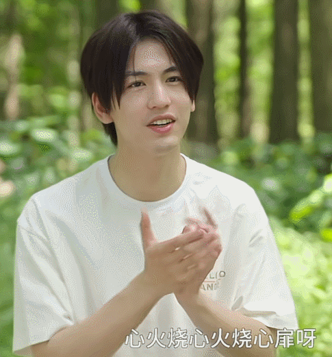 杨迪问张凌赫：“你身高到底多少？”张凌赫以开玩笑的口吻回答：“1米6！”