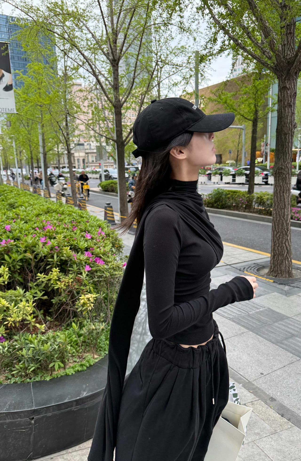 一身黑的松弛感，是藏在城市里的酷。