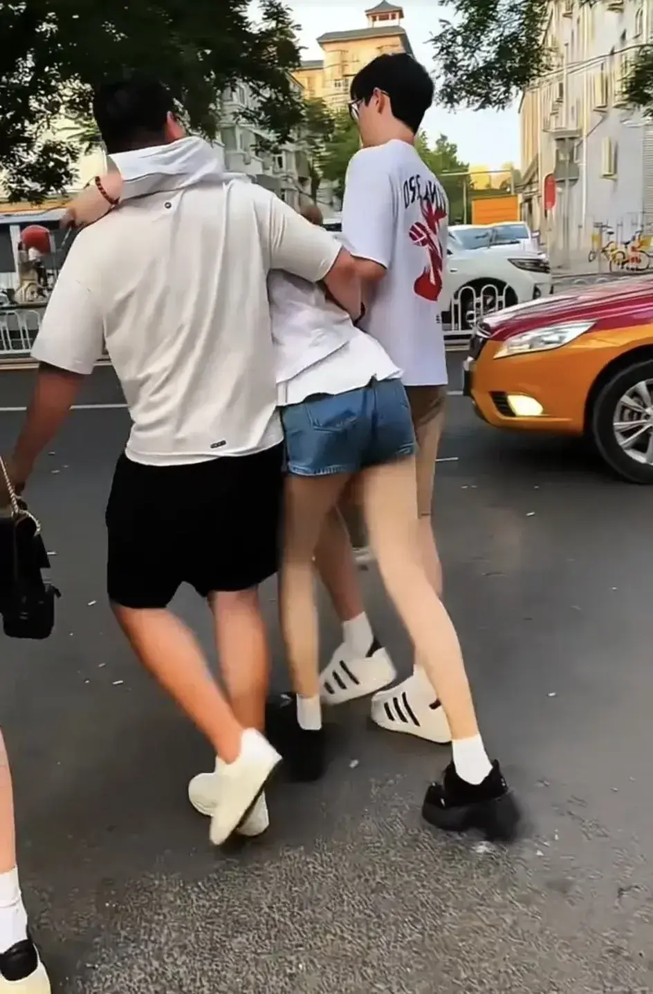 谁家的姑娘啊为什么大白天的就喝这么多？？？？年轻人啊，好好爱自己吧，爸爸妈
