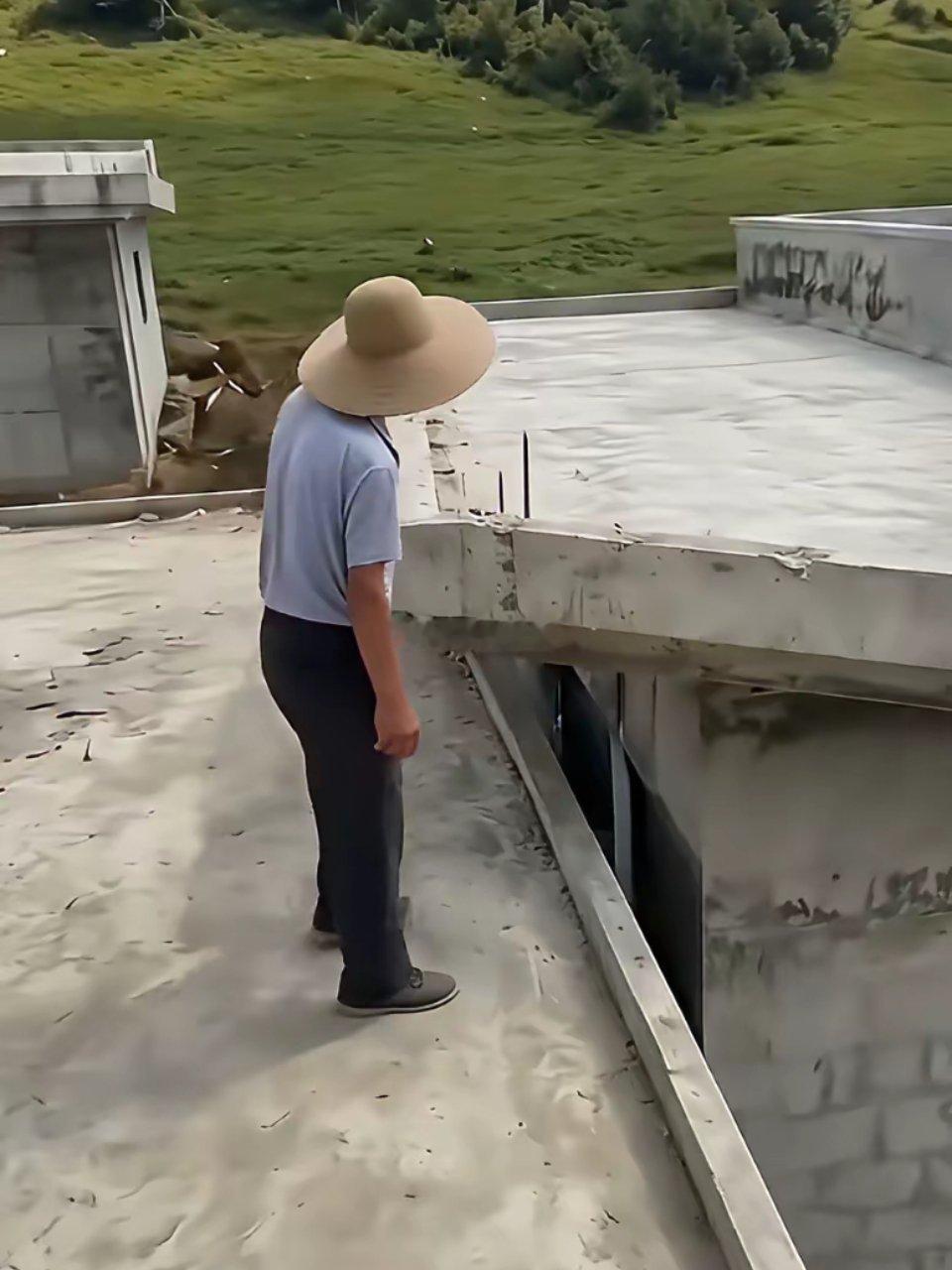 这种做法是第一次见，为什么要建到邻居房子上呢？​​​