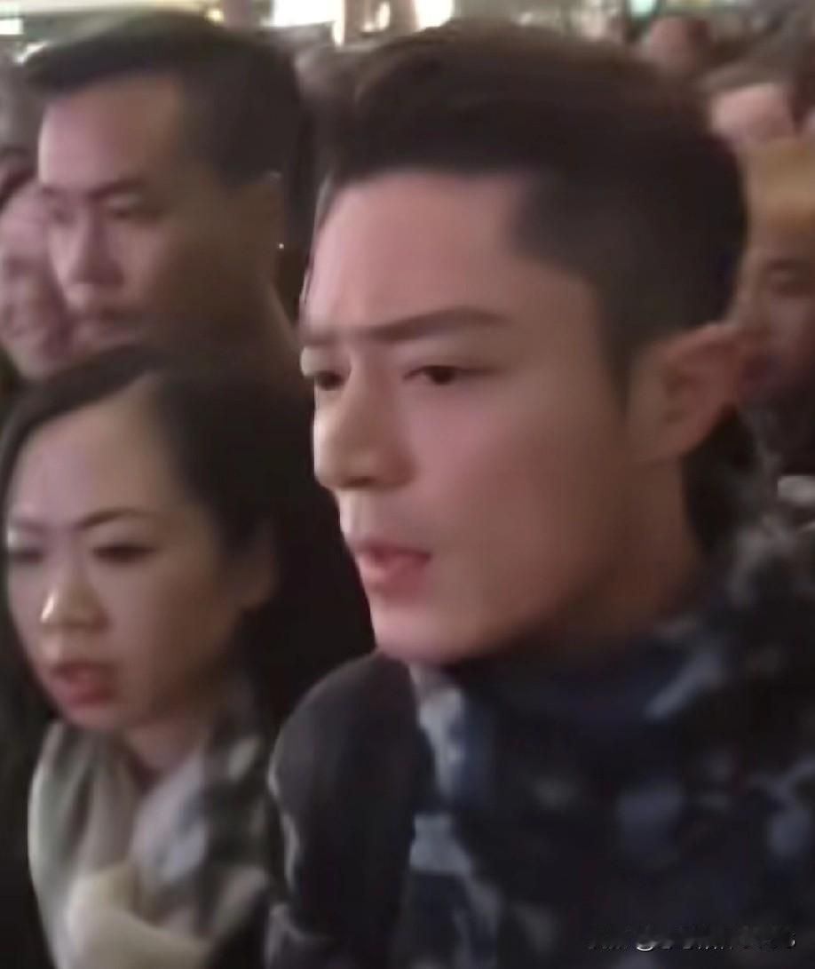 霍建华这张脸，真是“建模脸”本人，几十年都挑不出毛病。不过最近看到他被粉丝围堵时