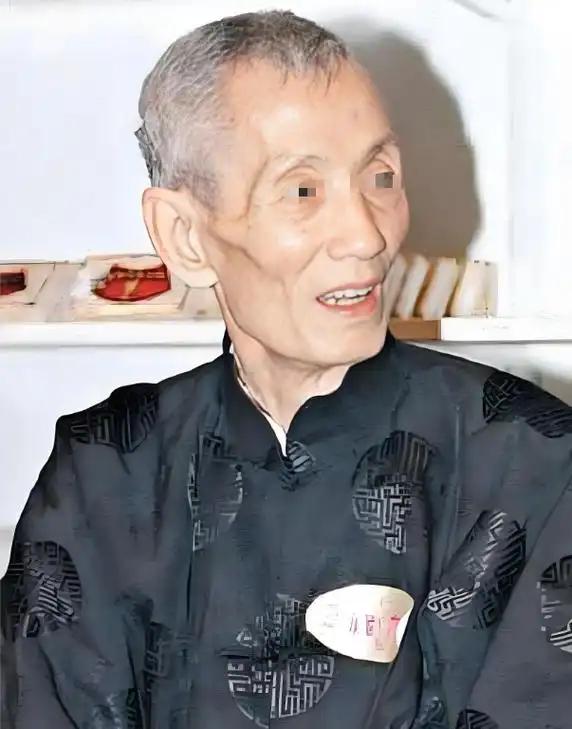 这位长相奇特的人是李首富的御用风水师，印尼总统曾封他为国师，英皇老板杨受成因他一