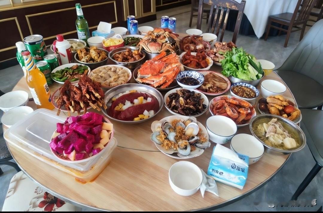 大家发现没有，这几年晒年夜饭的人越来越少了，特别是有钱人，大家为啥都低调了呢？我