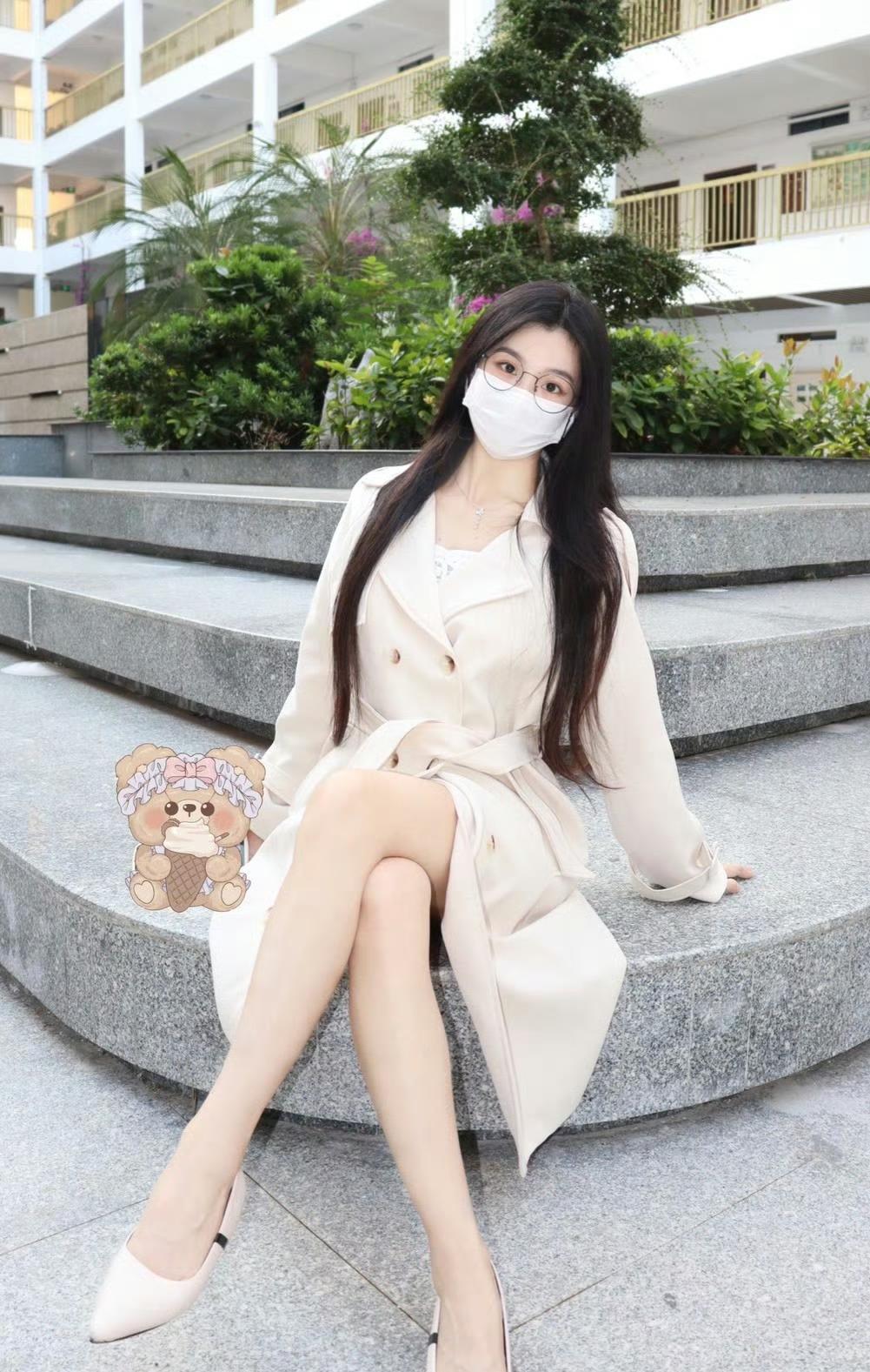 优雅白裙少女，静坐绿植旁，享受宁静时光。🌿👗💄