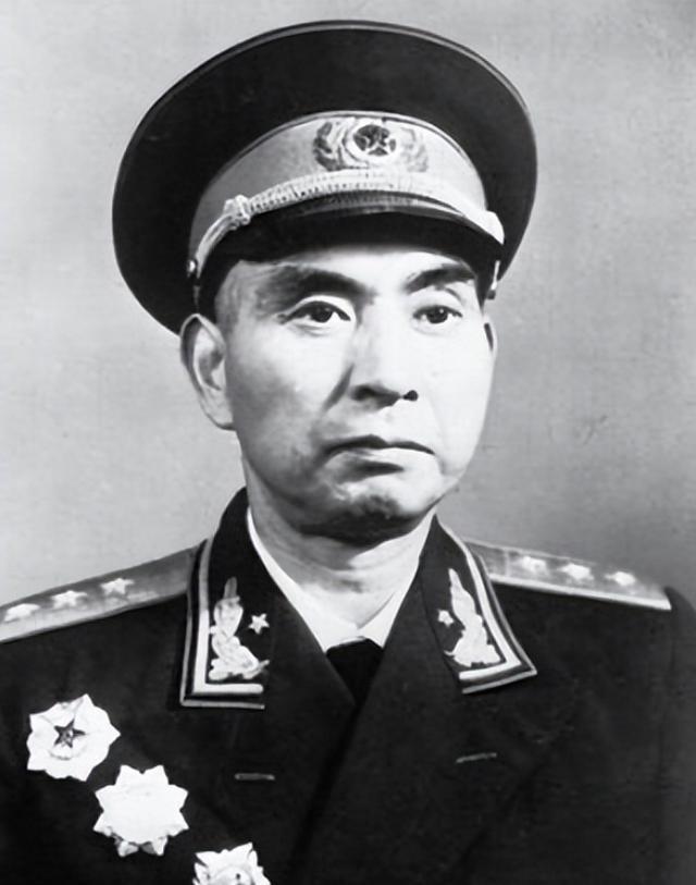 1949年，一个杀手闯进了杨勇的房间中，还用枪顶住他的脑门。谁知，杨勇回头一看，