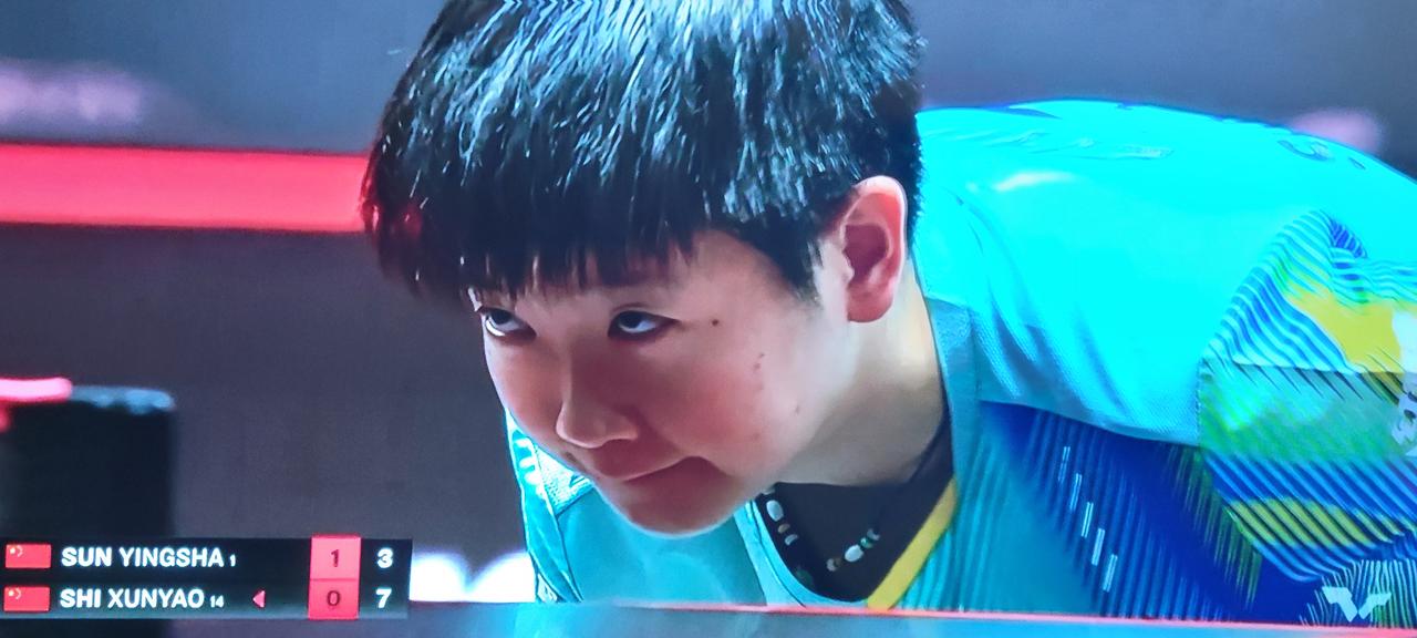 恭喜莎莎3:1战胜队友石洵瑶，顺利晋级八强！莎莎首局进入状态非常快，很快以11