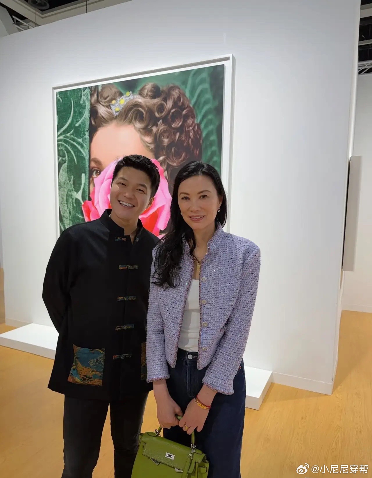 网友在香港巴塞尔艺术展上偶遇邓文迪，打扮休闲老钱风。当天57岁邓文迪披着长发画着