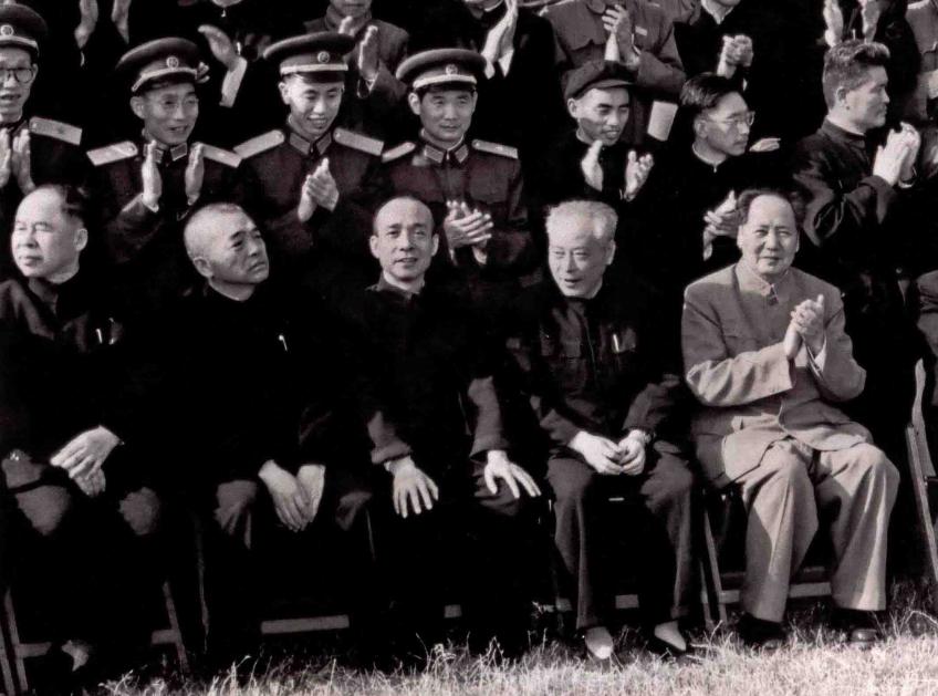 1958年成都会议期间，毛主席和与会人员合影。前排五个人，最右边是伟大领袖毛主席