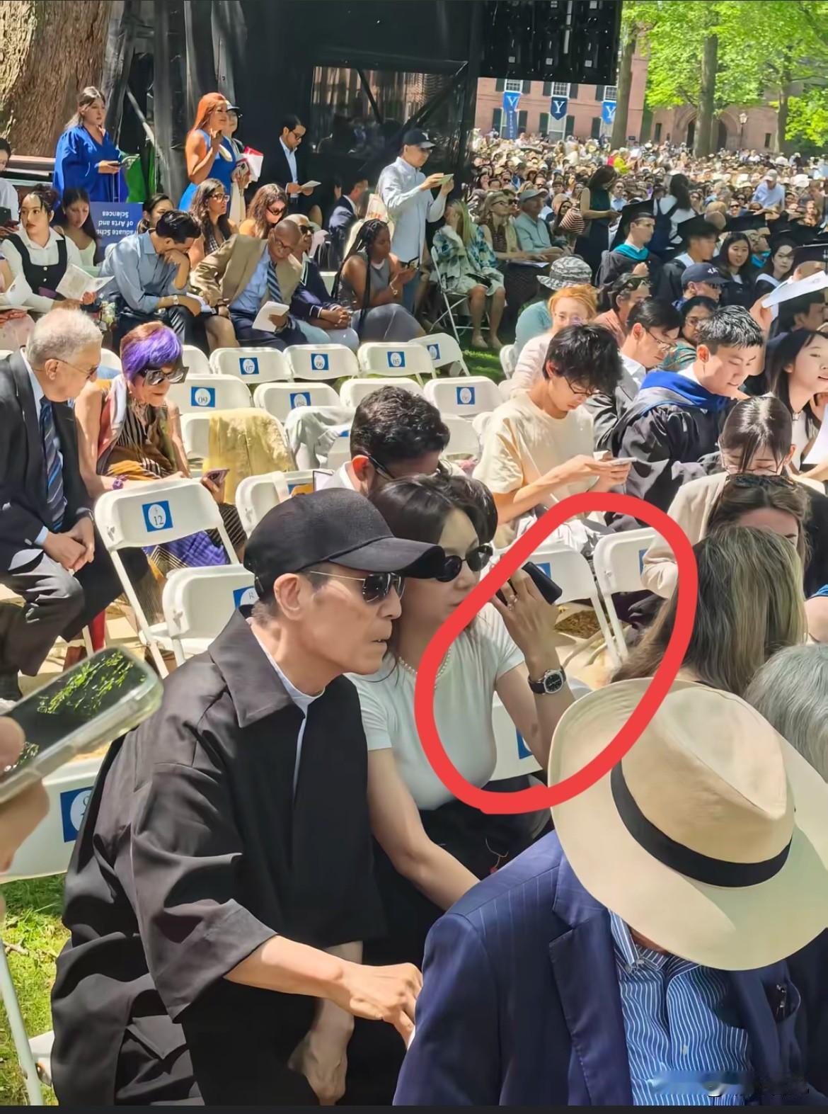 5月19日张艺谋和陈婷被网友偶遇现身美国耶鲁大学，据悉是去参加二儿子张一丁的