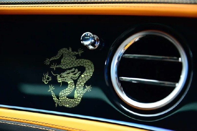 宾利MULLINER太会了！龙纹+米芾“龍”字打造飞驰龙版🐉车身镶专属龙字铭牌