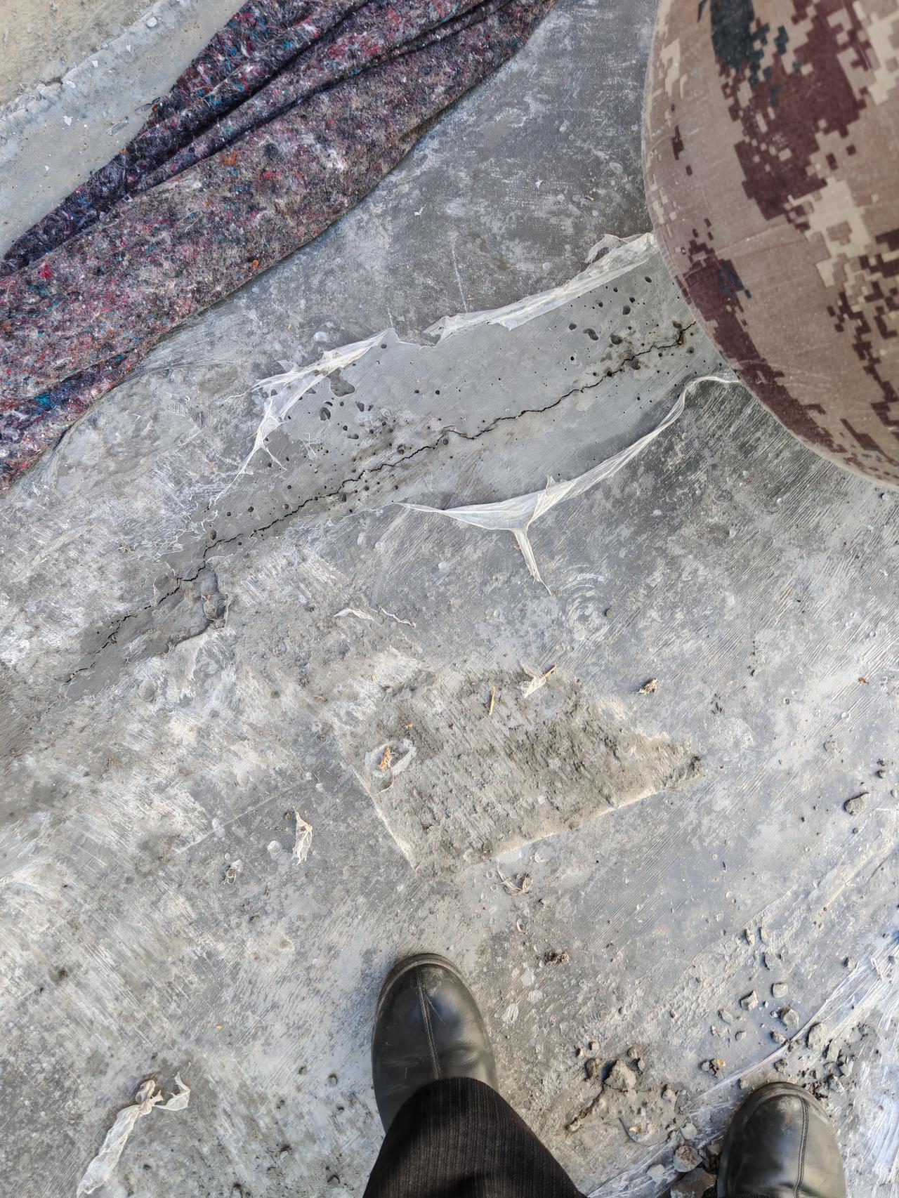 我们现浇厨房的房顶，开始说十天拆板，这马上要拆板了，昨天下了一场小雨。雨肯定