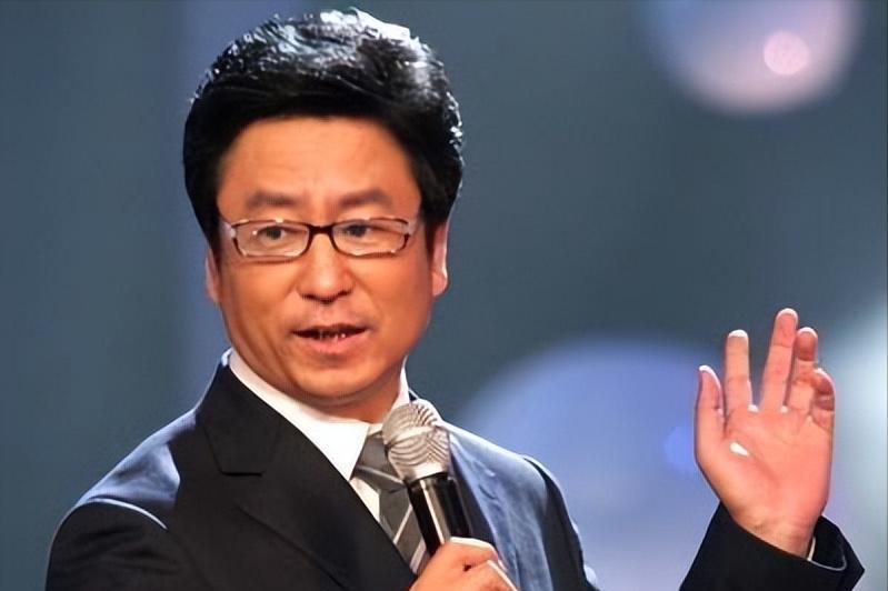 白岩松在主持《对白》节目时说：“我从不巴结领导，入职央视近30年只去过4次台长办