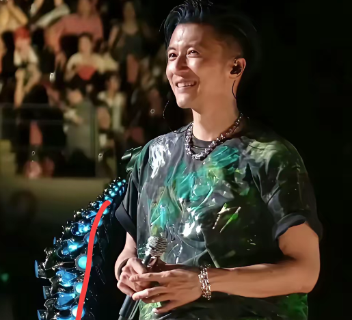 谢霆锋杭州演唱会一开场，关于龙骨话筒支架的传言不攻自破。这个龙骨话筒支架据说价