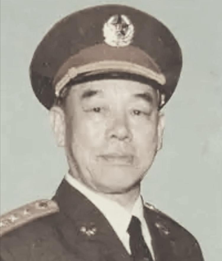 他在铁原阻击战重创敌军，1955年授大校，43岁晋升少将，后任10年副总参谋长，